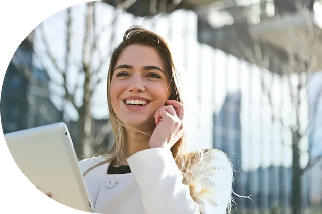 mujer hablando por teléfono